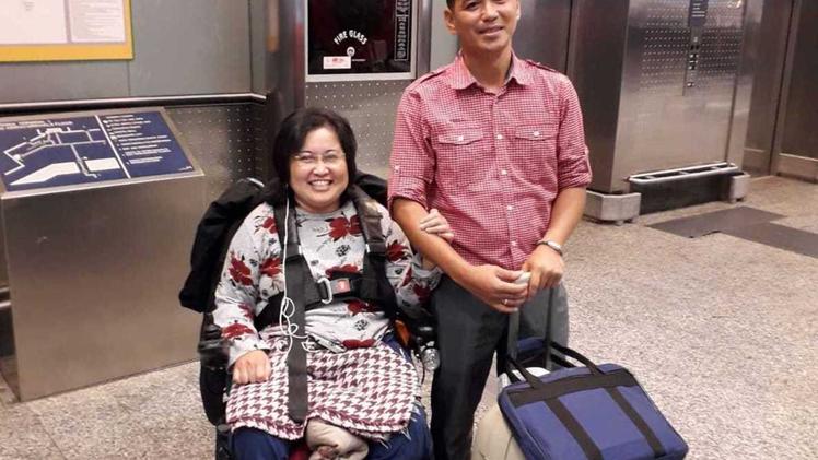 Lorena Yap con il fratello Jerome appena atterrato da Manila 