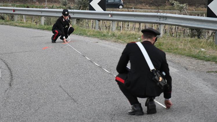 Carabinieri impegnati nei rilievi dopo un incidente stradale con feritiVia Mantova a Villafranca, luogo dell’incidente di ieri mattina FOTO PECORA