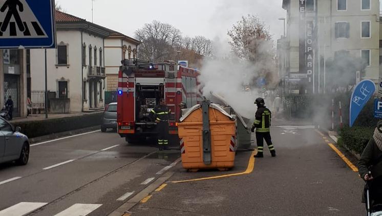 Cassonetto a fuoco in corso Milano