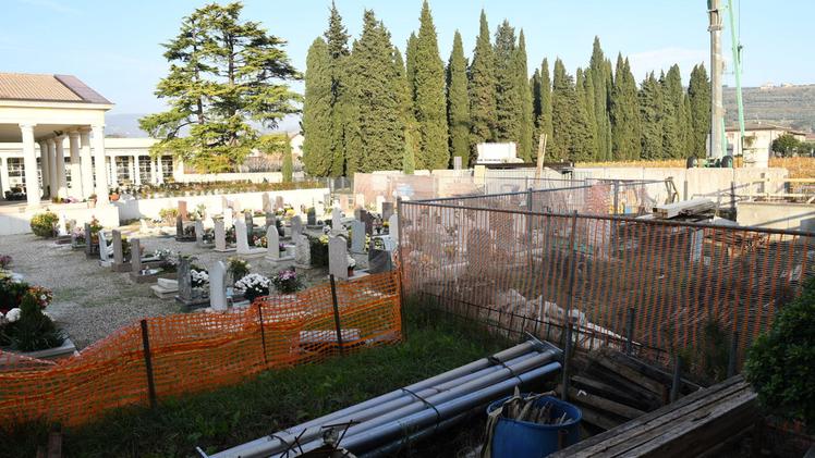 Il grande cantiere dentro al cimitero di San Floriano: lavori fino a primavera FOTO PECORA
