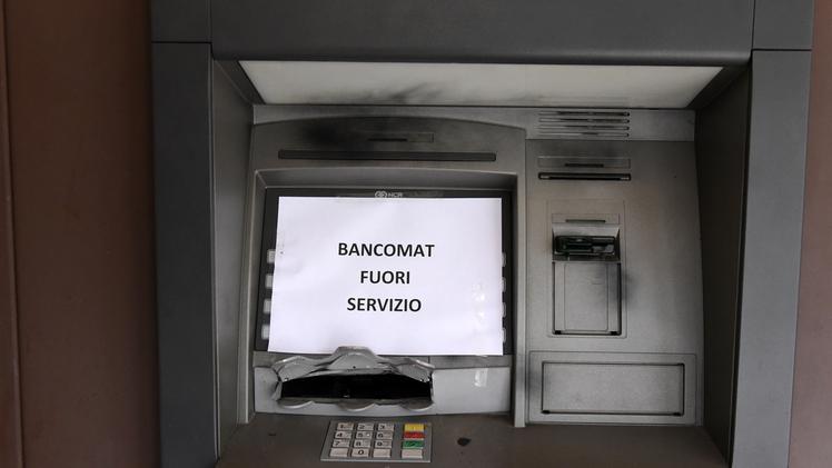 La filiale di Banca Veronese presa di mira dai ladri DIENNEFOTO