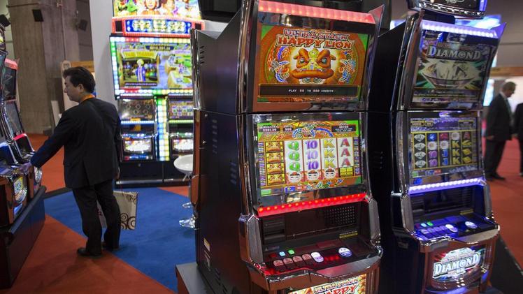 Pugno duro dell’amministrazione contro le slot machine e la ludopatia