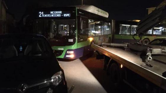 Il bus Atv bloccato da un'auto a Palazzina