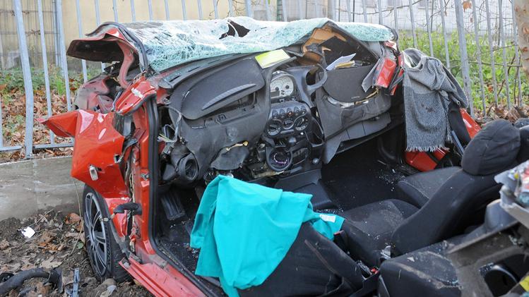 L'auto distrutta nell'incidente di Bonavigo (Diennefoto)