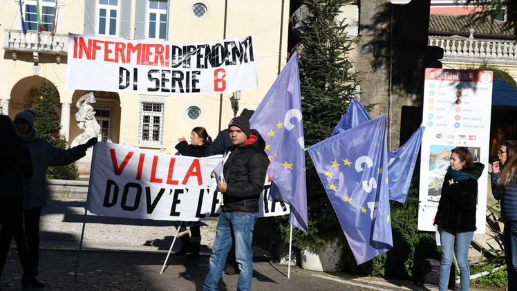 Gli infermieri di Villa Spada protestano davanti ai giardini del municipio di Caprino FOTO PECORA