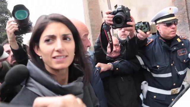 Lo ha dichiarato Virginia Raggi, entrando in Campidoglio, il giorno successivo all'interrogatorio sul caso Marra durato circa 8 ore(video di Angela Nittoli)
