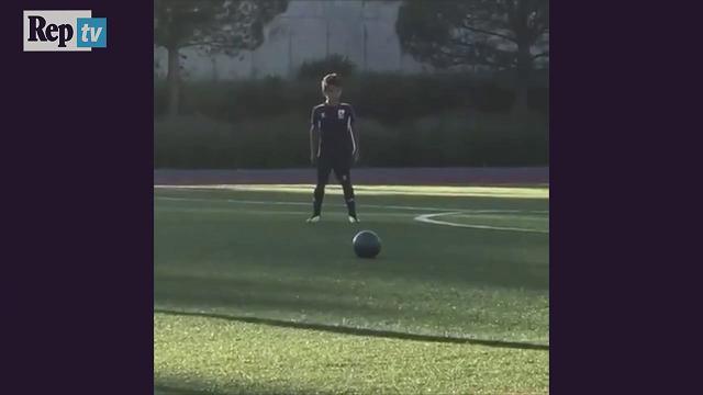 Crisitano Ronaldo ha pubblicato su Instagram un video nel quale suo figlio, Cristiano junior, realizza un gol direttamente da calcio di punizione. "Sono così orgoglioso del mio ometto. Che gol", ha scitto il campione portoghese nella didascalia che accompagna il filmato