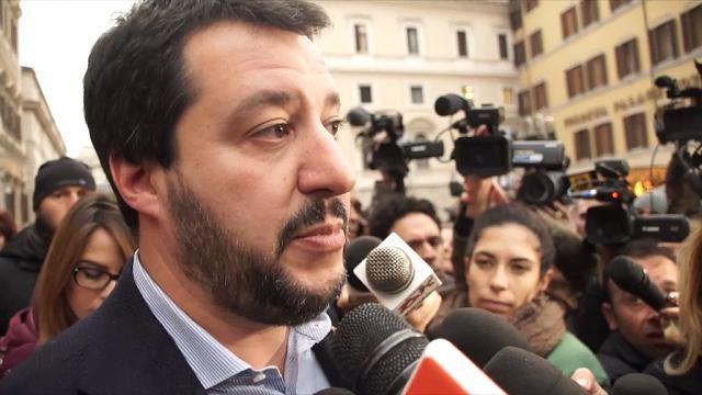 Il leader della Lega Nord in Piazza Montecitorio nei giorni delle dimissioni congelate del governo Renzi, in crisi dopo l'esito negativo del Referendum Costituzionale del 4 dicembre (video di Fabio Butera)