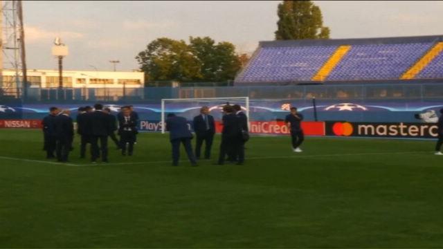 I bianconeri, in camicia blu navy, sul prato dello stadio di Zagabria
