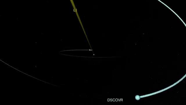 Vista dallo spazio, la Terra "luccica": il merito è dei cristalli di ghiaccio presenti in atmosfera ad alta quota, che riflettono la luce solare generando bagliori istantanei. A fotografarli, nell&rsquo;arco di un anno, è stato lo strumento Epic della Nasa montato a bordo del satellite Dscovr. Questi riflessi erano stati identificati già nel 1993 dall'astronomo Carl Sagan nelle immagini riprese dalla sonda Galileo della Nasa. All'epoca si ipotizzò che si trattasse di riflessi generati dall'acqua degli oceani: ora, uno studio pubblicato su Geophysical Research Letters ha dimostrato che la sorgente dei lampi non si trova a terra, ma è il ghiaccio presente in alta atmosfera(video: Nasa)