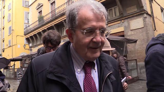 "Ormai son vecchio". Così l'ex presidente del Consiglio Romano Prodi risponde a chi gli chiedeva se intendesse, vista la situazione del partito, riprendere la tessera che non rinnova da tre anni. "Sulle cose del Pd - ha specificato - non intervengo perché ciò che dovevo dire l'ho già detto. Anche sui tempi elettorali. Non essendo iscritto non vorrei essere indiscreto". Romano Prodi è intervenuto a Firenze a un convegno dell'associazione Shalom, dedicato al tema dell'acqua in Africadi Andrea Lattanzi