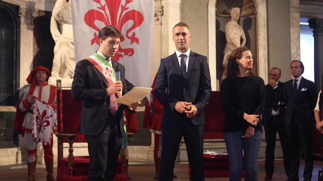Nel Salone dei Cinquecento di Palazzo Vecchio il sindaco Dario Nardella concede la cittadinanza onoraria all'ex calciatore della Fiorentina Gabriel Omar BatistutaVIDEO ENRICO RAMERINI