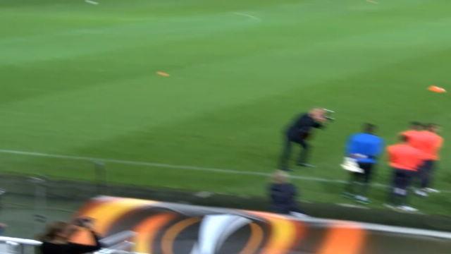 Il tecnico del Man Utd prima dell'allenamento cerca il gol da centrocampo