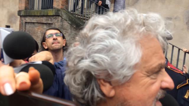 Così Beppe Grillo dopo la visita in Campidoglio. "Ho incontrato i consiglieri, non li avevo ancora salutati, e Virginia, non ci si vedeva da un po'. Sono felice, c'è un bel clima, di squadra, sono molto motivati. Ci saranno a breve bei risultati. E' stato un incontro gioviale", ha detto il leader del M5S. A chi gli chiedeva se sarebbe disposto ad accettare un confronto con Renzi in tema Referendum, Grillo ha risposto: "L'ho gia fatto"(video di Martina Martelloni)