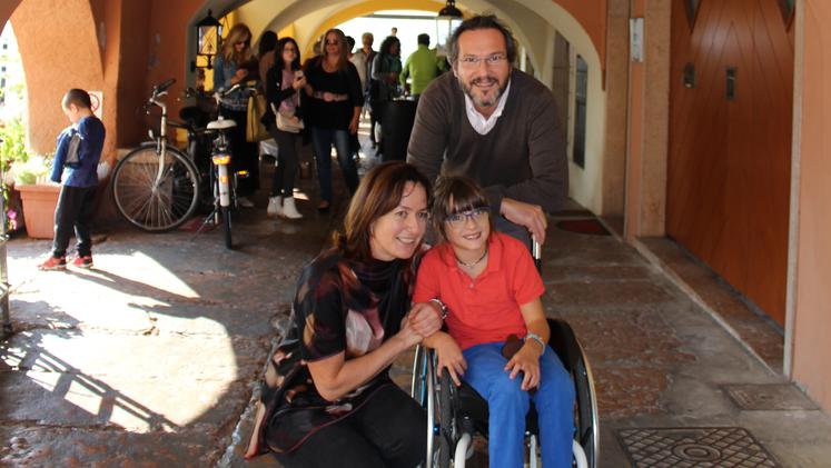 Beatrice (al centro) con Marina Gasparini, di Un Sorriso Solidale, e il papà Matteo