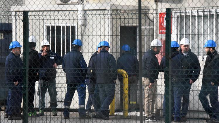 Gli operai dell’acciaieria di Vallese di Oppeano dopo l’incidente sul lavoro