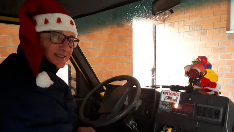 Antonio Lequile sull'autobus natalizio (Dalli Cani)