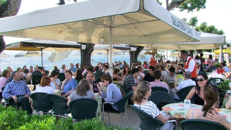 Turisti in vacanza a Bardolino si rilassano in un bar