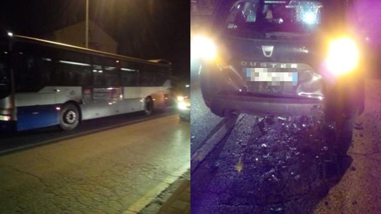 L'autobus e una delle auto coinvolte nell'incidente (foto Lovato)