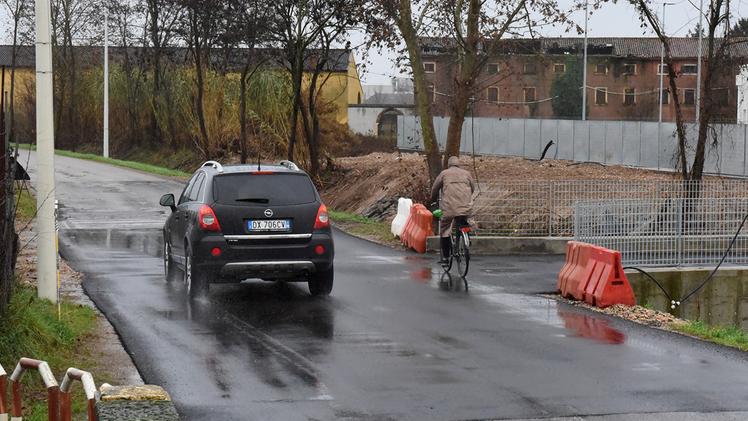 Il tratto di strada asfaltato a BovolinoIl ponte che porta all’Istituto zooprofilattico FOTO DIENNE