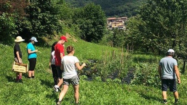 Monica Bertoni con il figlio Riccardo FOTO PECORARagazzi al lavoro nell’orto: un’attività che li aiuta