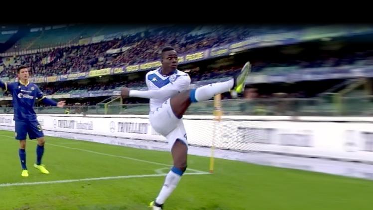 Il momento in cui Balotelli calcia il pallone verso gli spalti a Verona