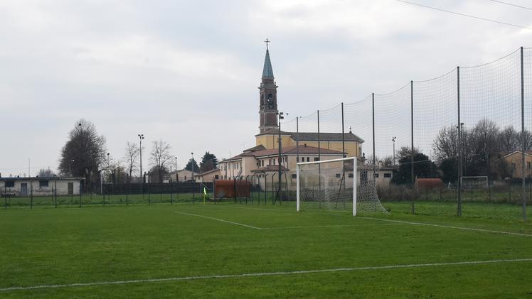 Il campo di calcio di Gazzolo chiuso perché  non a norma e conteso tra sindaco e parroco