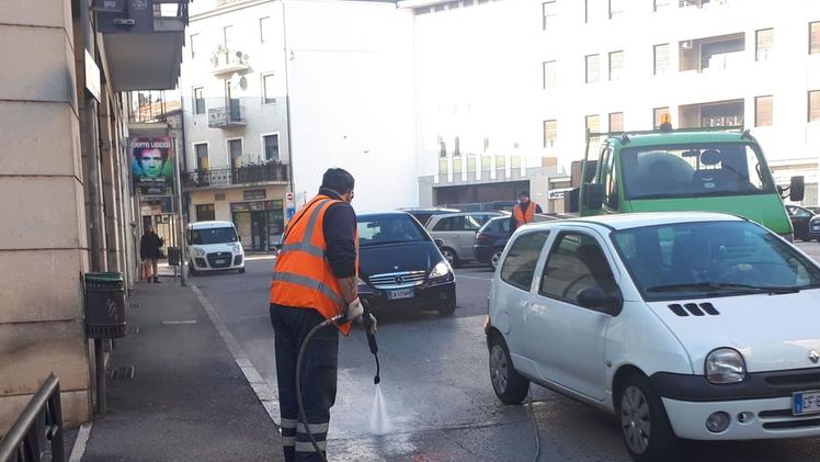 Gli operai dell’Amia ripuliscono la sede stradale di via Rosa  Morando dal sangue FOTO MARCHIORI