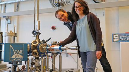 Irene Battisti con l’ingegnere Kees van Oosten davanti al suo microscopio