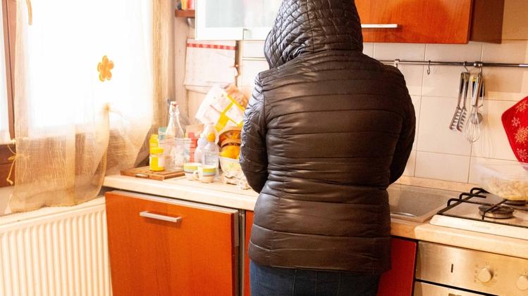 In cucina con il giubbotto a Fondo Frugose: riscaldamento in panne da tre giorni FOTO MARCHIORI