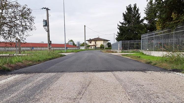 Il punto in cui si è interrotta l’asfaltatura a Giavone in attesa di definire la competenza tra i due Comuni 