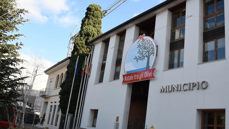 Il municipio di Garda: il consiglio comunale ha varato il piano delle opere pubbliche FOTO PECORA