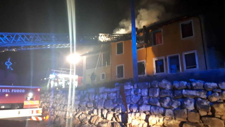 L'incendio di Brognoligo (foto Dalli Cani)