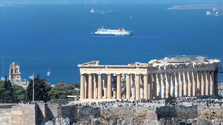 La collina dell'Acropoli di Atene: l'area archeologica resta un richiamo vincente ma la città si sta rilanciando con la valorizzazione dei suoi quartieri