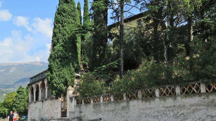 Gli esterni di villa Pariani a Malcesine: il Comune vorrebbe utilizzare parco e villa per scopi sociali