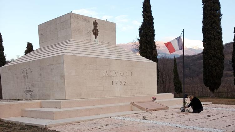 Bandiera francese e fiori sul monumento di Rivoli (Madinelli)