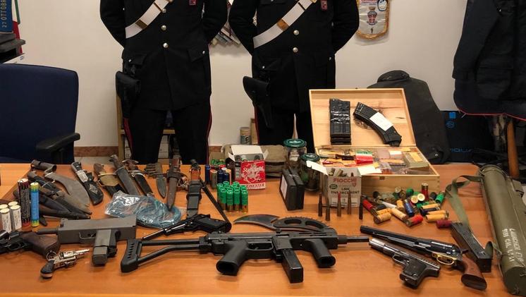 Le armi e munizioni sequestrate dai carabinieri