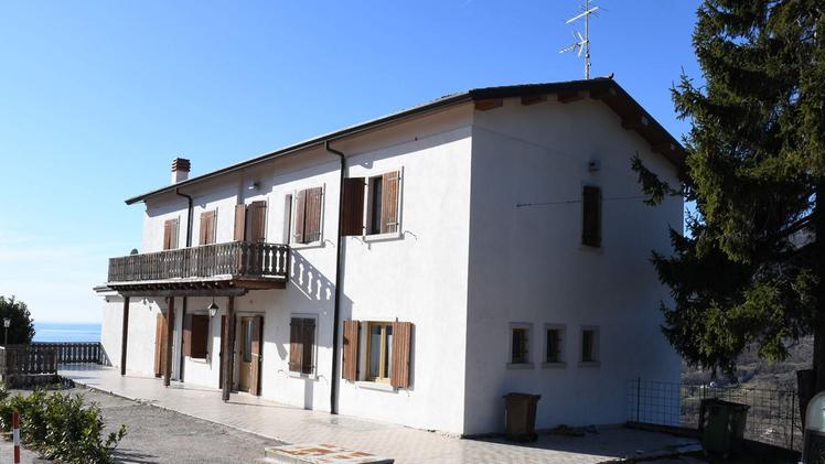 Una delle quattro strutture che a Caprino ospita richiedenti asilo   FOTO PECORA