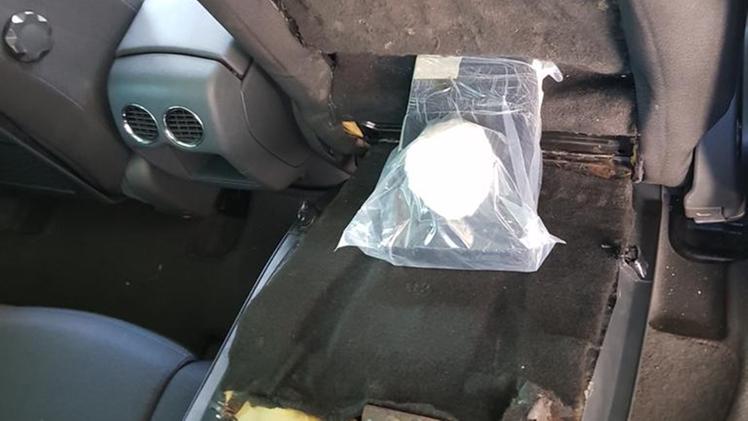 La cocaina nascosta sotto il sedile dell'auto