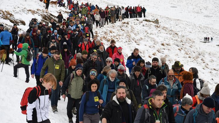 L’arrivo a San Giorgio dei tantissimi aderenti alla manifestazioneUn momento della marcia contro la riduzione dei confini del Parco della Lessinia