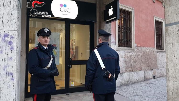 I carabinieri al negozio di Verona