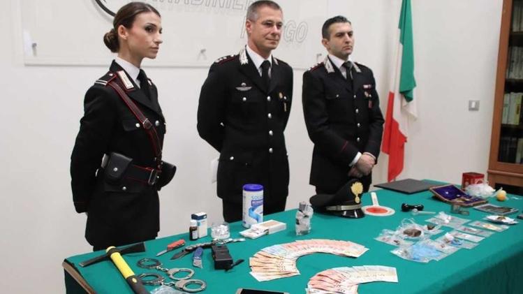 I carabinieri di Rovigo con il materiale sequestrato al 38enne