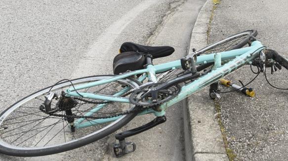 Una bicicletta distrutta dopo lo scontro