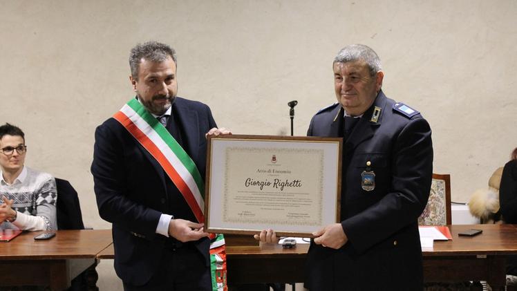 Il sindaco Angelo Campi premia il vigile Angelo Righetti