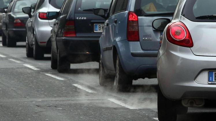 Tubi di scappamento: il traffico è tra i principali imputati dell’inquinamento atmosferico