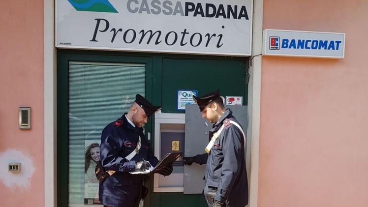 Carabinieri davanti alla Cassa Padana di ValeggioUna mazzetta di banconote da 50 euro