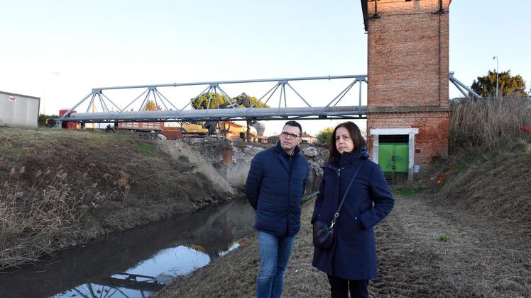 Il sindaco Loris Rossi e  Giovanna Negro nel cantiere del ponte DIENNE