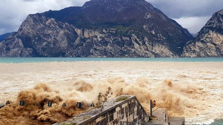 Scolmatore  aperto nel 2018: l’acqua dell’Adige entra nel lago