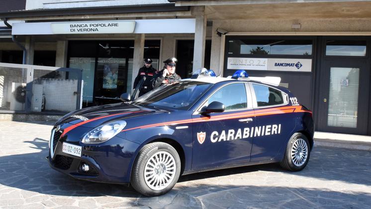 I carabinieri davanti alla filiale colpita