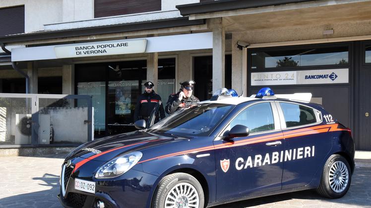 I carabinieri di Legnago davanti alla filiale del Banco  Bpm 